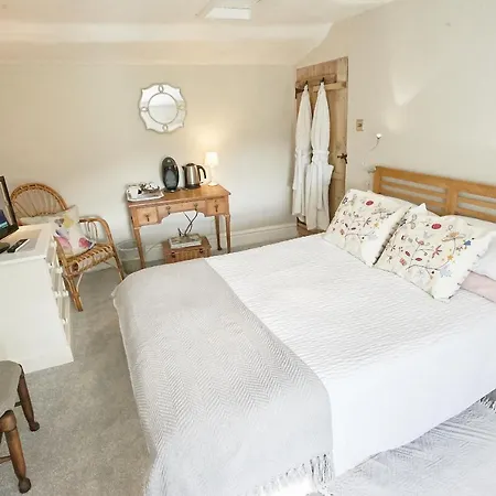 לינה וארוחת בוקר The Blue House 2*