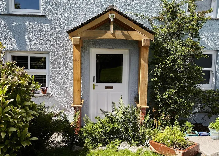 The Blue House 2* High Newton